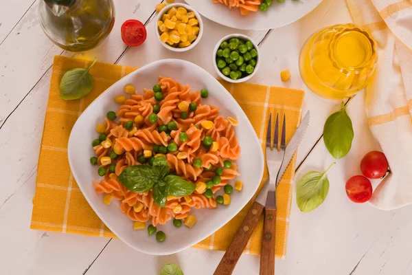 Makaron Fusilli Groszkiem Kukurydzą Cukrową — Zdjęcie stockowe