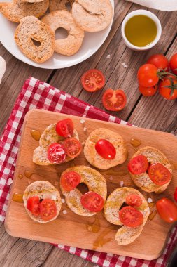 Kirazlı domates ve tuzlu friselle..