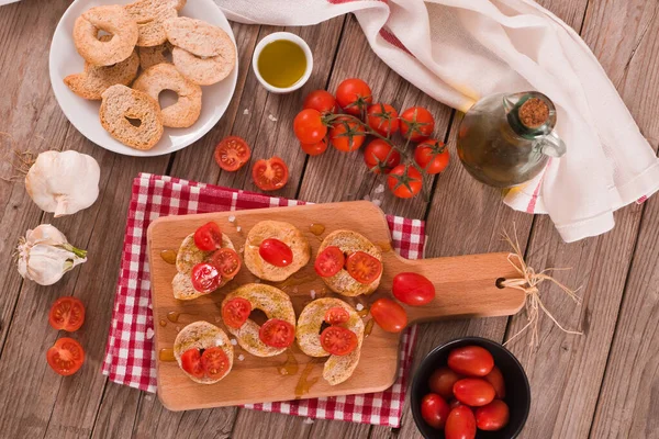 Friselle Pomidorami Wiśniowymi Solą — Zdjęcie stockowe