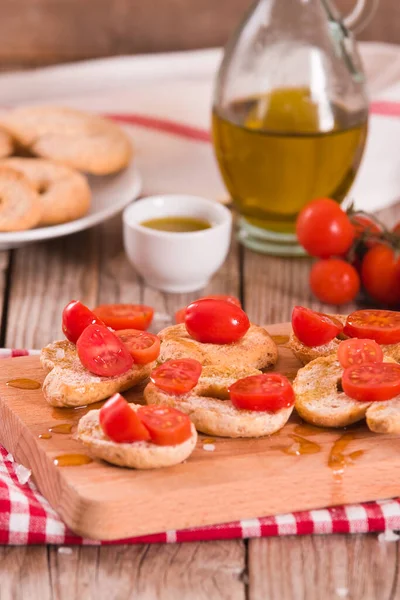 Friselle Pomidorami Wiśniowymi Solą — Zdjęcie stockowe