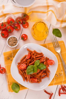 Kirazlı domates ve fesleğenli mercimek makarna.