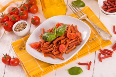 Kirazlı domates ve fesleğenli mercimek makarna.