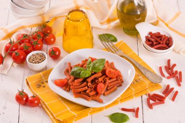 Kirazlı domates ve fesleğenli mercimek makarna.