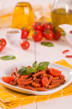 Kirazlı domates ve fesleğenli mercimek makarna.