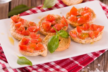 Kirazlı domates ve fesleğenli friselle..