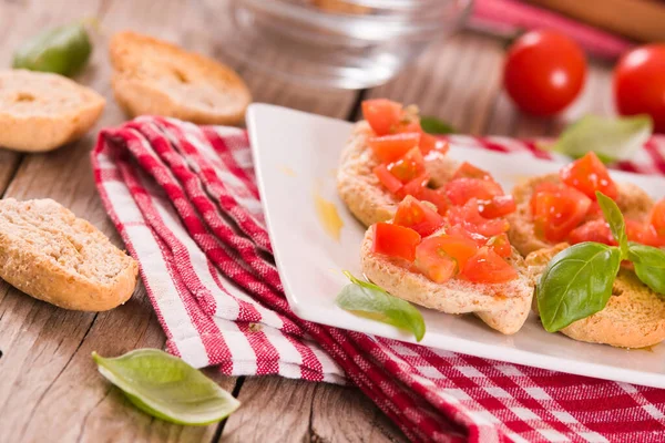 Friselle Com Tomate Cereja Manjericão — Fotografia de Stock