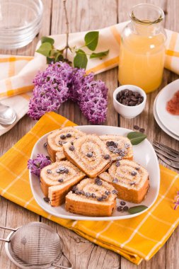 İsviçre usulü kek, çikolata parçacıklı..