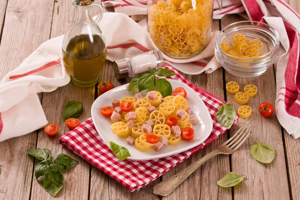 意大利面加西红柿和火腿 — 图库照片