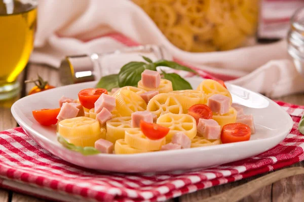 Ruote Pasta Con Tomate Jamón — Foto de Stock