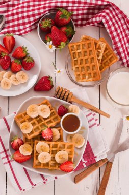 Çilekli waffle, muz ve bal..