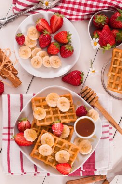 Çilekli waffle, muz ve bal..