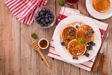 Yaban mersinli krep ve çikolata kremalı..