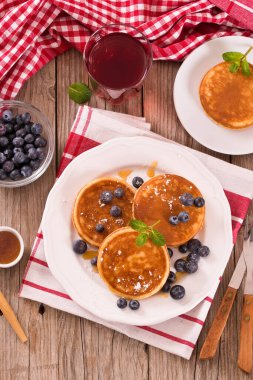 Yaban mersinli krep ve çikolata kremalı..