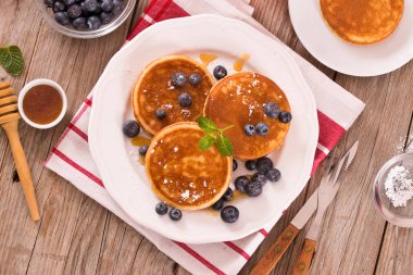 Yaban mersinli krep ve çikolata kremalı..