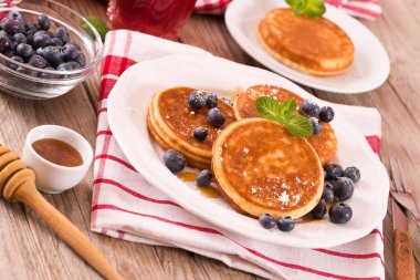 Yaban mersinli krep ve çikolata kremalı..