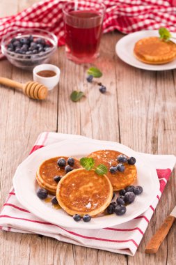 Yaban mersinli krep ve çikolata kremalı..