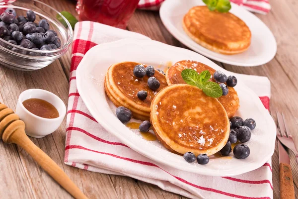 Yaban mersinli krep ve çikolata kremalı..