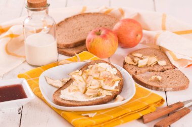 Çavdar ekmeği, elmalı ve derili..