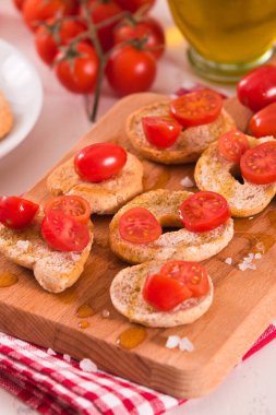 Kirazlı domates ve zeytinyağlı friselle..