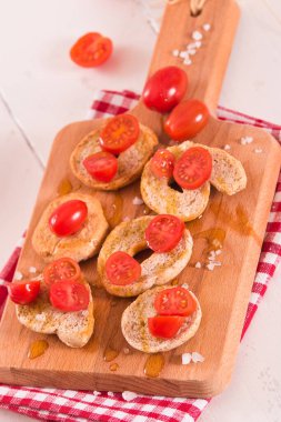 Kirazlı domates ve zeytinyağlı friselle..