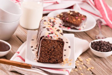 Beyaz kremalı ve şekerli sünger keki..