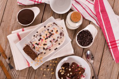 Beyaz kremalı ve şekerli sünger keki..