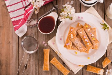 Beyaz tabakta şekerli poğaça kurabiyeleri.