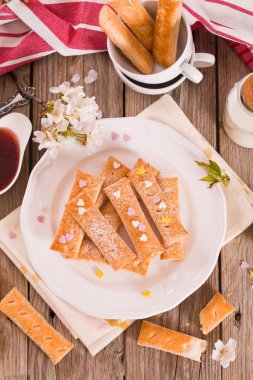 Beyaz tabakta şekerli poğaça kurabiyeleri.