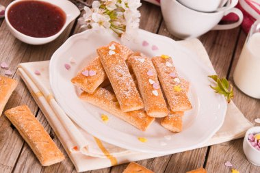 Beyaz tabakta şekerli poğaça kurabiyeleri.