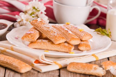 Beyaz tabakta şekerli poğaça kurabiyeleri.