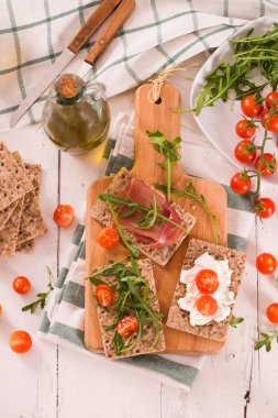 Susamlı kızarmış çavdar ekmeği, jambon ve süzme peynir..