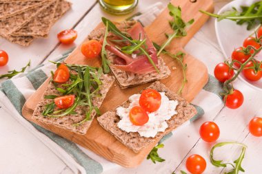 Susamlı kızarmış çavdar ekmeği, jambon ve süzme peynir..