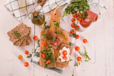 Susamlı kızarmış çavdar ekmeği, jambon ve süzme peynir..