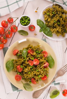 Kiraz domatesli ve bezelyeli Fusilli makarna..