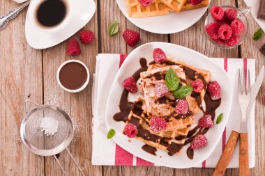 Ahududu ve çikolata kremalı waffle..