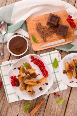 Çikolata soslu mini churro..