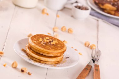 Beyaz tabakta taneli ballı krep..