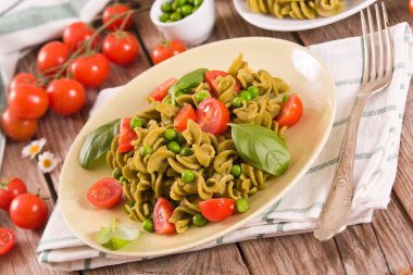 Kiraz domatesli ve bezelyeli Fusilli makarna..