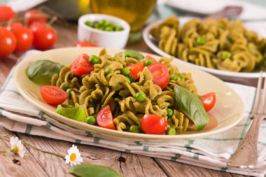 Kiraz domatesli ve bezelyeli Fusilli makarna..