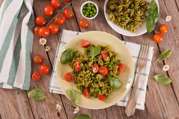 Fusilli Pasta Met Kerstomaten Erwten — Stockfoto