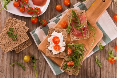 Susamlı kızarmış çavdar ekmeği, jambon ve süzme peynir..