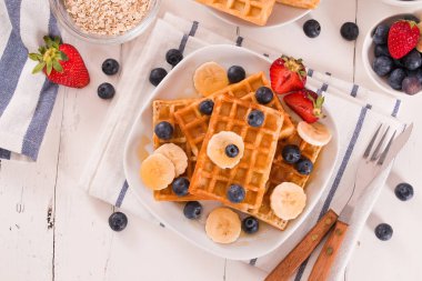 Yaban mersinli waffle, muzlu ve ballı.