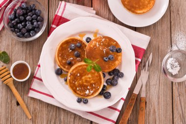 Yaban mersinli krep ve çikolata kremalı..