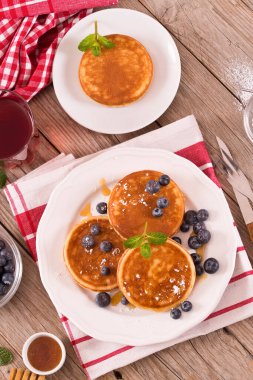 Yaban mersinli krep ve çikolata kremalı..