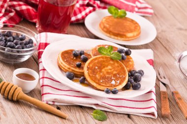 Yaban mersinli krep ve çikolata kremalı..