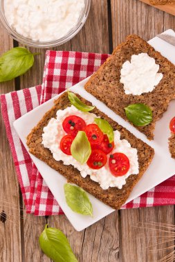 Çavdar ekmeği, süzme peynir, fesleğen ve domates..