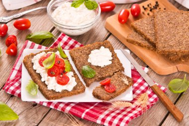 Çavdar ekmeği, süzme peynir, fesleğen ve domates..