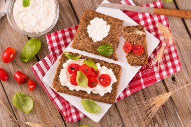 Çavdar ekmeği, süzme peynir, fesleğen ve domates..