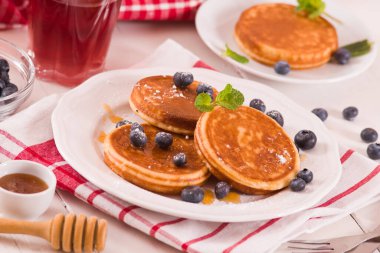 Yaban mersinli krep ve çikolata kremalı..