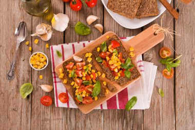 Susamlı kızarmış çavdar ekmeği, roka ve tatlı mısır..